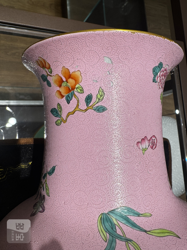 清 胭脂红轧道花卉纹瓶 - 图6